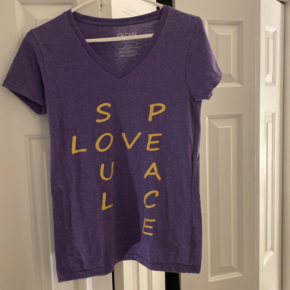 Gildan,Size Small,Great condition, All 3 dollars items must be sold in bundles
